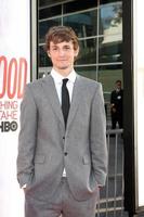 los angeles, 30 mai - giles matthey arrive à la première de la 5e saison true blood au cinerama dome theatre le 30 mai 2012 à los angeles, ca photo