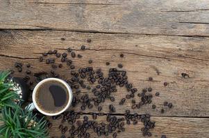 tasse à café et grains de café sur la table en bois photo