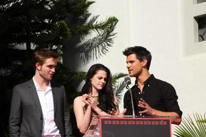 los angeles, 3 nov - robert pattinson, kristen stewart, taylor lautner lors de la cérémonie de l'empreinte de la main et de l'empreinte pour les acteurs de la saga twilight au théâtre chinois de grauman le 3 novembre 2011 à los angeles, ca photo