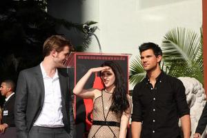 los angeles, 3 nov - robert pattinson, kristen stewart, taylor lautner lors de la cérémonie de l'empreinte de la main et de l'empreinte pour les acteurs de la saga twilight au théâtre chinois de grauman le 3 novembre 2011 à los angeles, ca photo