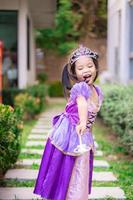 Portrait de jolie petite fille souriante en costume de princesse photo