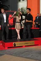 los angeles, 3 nov - robert pattinson, kristen stewart, taylor lautner lors de la cérémonie de l'empreinte de la main et de l'empreinte pour les acteurs de la saga twilight au théâtre chinois de grauman le 3 novembre 2011 à los angeles, ca photo