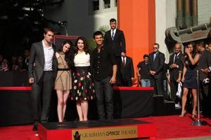 los angeles, 3 nov - robert pattinson, kristen stewart, stephanie meyers, taylor lautner lors de la cérémonie de l'empreinte de la main et de l'empreinte pour les acteurs de la saga twilight au théâtre chinois de grauman le 3 novembre 2011 à los angeles, ca photo