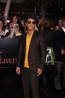 los angeles, 14 nov - bruno mars arrive au crépuscule - aube naissante partie 1 première mondiale au nokia theatre at la live le 14 novembre 2011 à los angeles, ca photo