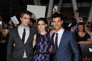 los angeles, 14 nov - robert pattinson, kristen stewart, taylor lautner arrive au crépuscule - aube naissante partie 1 première mondiale au nokia theatre at la live le 14 novembre 2011 à los angeles, ca photo