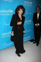 Los angeles, déc 8 - joan collins arrive au bal de l'unicef 2011 à l'hôtel beverly wilshire le 8 décembre 2011 à beverly hills, ca photo