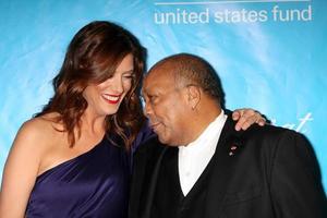 Los angeles, 8 décembre - kate walsh, quincy jones arrive au bal de l'unicef 2011 à l'hôtel beverly wilshire le 8 décembre 2011 à beverly hills, ca photo