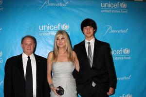 Los angeles, déc 8 - mike medavoy arrive au bal de l'unicef 2011 à l'hôtel beverly wilshire le 8 décembre 2011 à beverly hills, ca photo