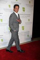 los angeles, 21 mai - benjamin bratt arrive au gala 2012 des amis des enfants au beverly hilton hotel le 21 mai 2012 à beverly hllls, ca photo