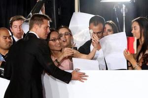 los angeles, nov 9 - brad pitt, fans à la projection des fans alliés au théâtre du village le 9 novembre 2016 à westwood, ca photo