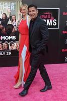 los angeles, 26 juillet - daniella deutscher, jay hernandez à la première de bad moms los angeles au théâtre du village le 26 juillet 2016 à westwood, ca photo