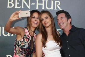 los angeles, 16 août - brooke burke-charvet, lisa ann russell, jeff probst à la première de ben-hur au théâtre chinois tcl imax le 16 août 2016 à los angeles, ca photo