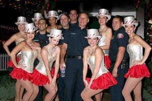 Les pompiers de Glendale et les aides du Père Noël au centre commercial Americana Cérémonie d'illumination des arbres à Glendale, Californie le 15 novembre 2008 2008 Kathy Huchins Huchins photo