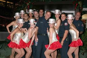 Les pompiers de Glendale et les aides du Père Noël au centre commercial Americana Cérémonie d'illumination des arbres à Glendale, Californie le 15 novembre 2008 2008 Kathy Huchins Huchins photo