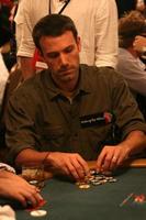 ben affleck jouant au poker lors du tournoi de poker ante up for africa lors des séries mondiales de poker 2008, au rio all-suite hotel and casino à las vegas, nv 2 juillet 2008 2008 kathy hutchins hutchins photo