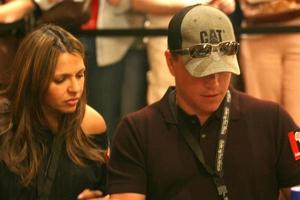 matt damon jouant au poker pendant que sa femme regarde l'ante pour le tournoi de poker africain aux séries mondiales de poker 2008, au rio all-suite hotel and casino à las vegas, nv 2 juillet 2008 2008 kathy hutchins hutchins photo