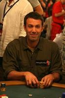 ben affleck jouant au poker lors du tournoi de poker ante up for africa lors des séries mondiales de poker 2008, au rio all-suite hotel and casino à las vegas, nv 2 juillet 2008 2008 kathy hutchins hutchins photo