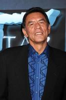 wes studi arrivant à la première de los angeles du théâtre chinois avatar grauman los angeles, ca 16 décembre 2009 ©2009 kathy hutchins hutchins photo