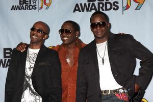 ralph tresvant, johnny gill et bobby brown du groupe chefs d'état dans la salle de presse au bet awards 2009 au shrine auditorium de los angeles, ca le 28 juin 2009 ©2008 kathy hutchins hutchins photo