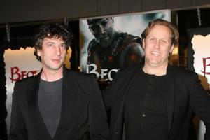 neil gaiman et roger avary beowulf premiere mann s village theatre los angeles, ca 5 novembre 2007 ©2007 kathy hutchins hutchins photo