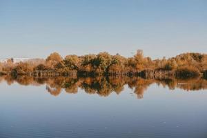 paysage d'automne avec un lac. Europe d'automne. reflet de la forêt sur le lac photo