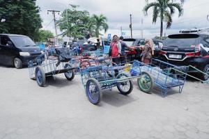 chargement et déchargement de chariots de marchandises de passagers au port de bontang, kalimantan oriental, indonésie. 09 novembre 2022 photo