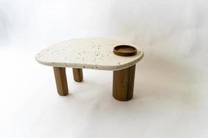 table basse design, piètement en bois massif et plateau en terrazzo, bois de chêne sur fond blanc photo