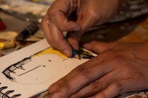 jeune femme latine, dans son propre atelier de peinture, crée des peintures différentes techniques artistiques photo