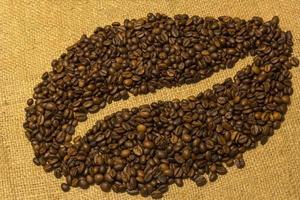 un gros grain de café abstrait composé de nombreux grains de café réels photo
