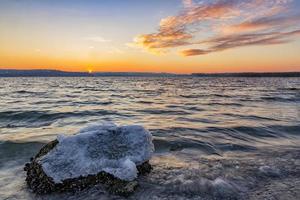 beauté hiver coucher de soleil sur le lac photo