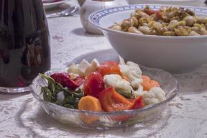 cornichons, salade et vin sur la table. proche photo