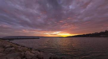 magnifique coucher de soleil panoramique sur la mer noire près de varna, bulgarie photo