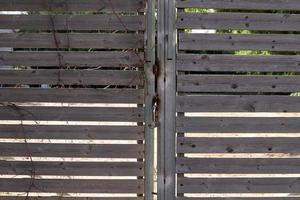 un cadenas rouillé est suspendu à une porte fermée. photo