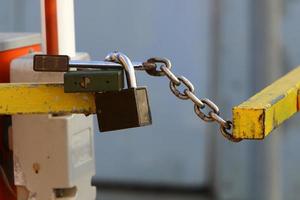 un cadenas rouillé est suspendu à une porte fermée. photo