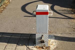 un cadenas rouillé est suspendu à une porte fermée. photo