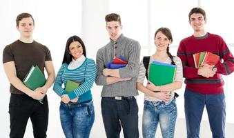 groupe d'étudiants souriants avec des livres photo