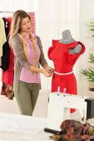 créateur de mode avec mannequin photo