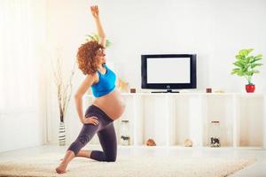 femme enceinte faisant de l'exercice photo