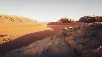 planète mars comme paysage - photo du désert de wadi rum en jordanie avec un ciel rose rouge au-dessus, cet endroit a été utilisé comme décor pour de nombreux films de science-fiction