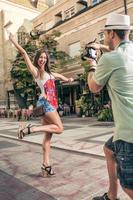 heureux couple de touristes photo