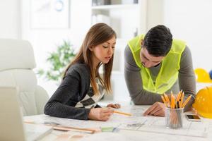 architectes partenaires planifiant la prochaine étape photo