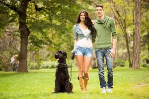 jeune couple avec un chien photo