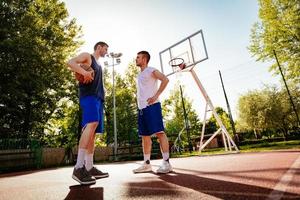 basket-ball en tête-à-tête photo