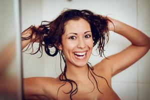 femme dans la salle de bain photo