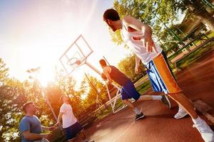 vue sur le basket de rue photo