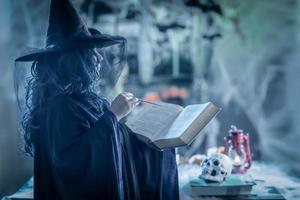 sorcière avec livre magique photo