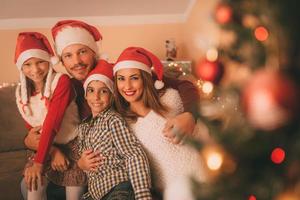 famille heureuse aux vacances de Noël photo