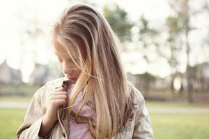 petite fille triste et solitaire photo