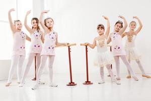 petites filles pratiquant le ballet photo