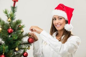 femme d'affaires décorant le sapin de noël photo